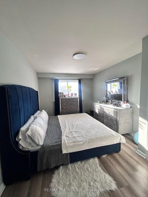 Photo 5 at 15 Lantos Court W, CFB, Toronto