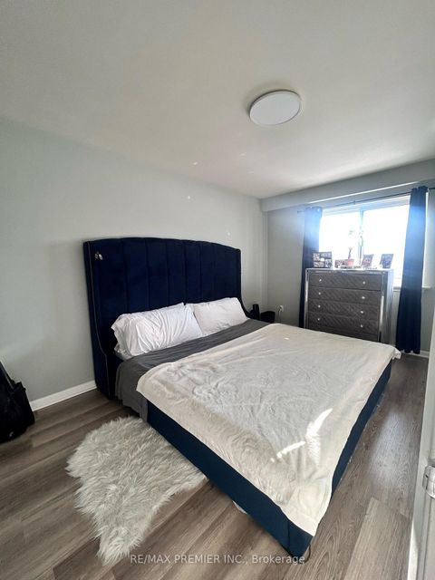 Photo 6 at 15 Lantos Court W, CFB, Toronto