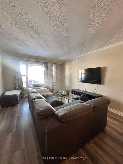 Photo 10 at 15 Lantos Court W, CFB, Toronto