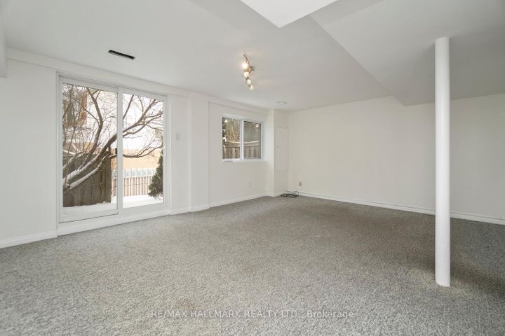 Photo 13 at 16 - 595 Gibney Crescent, Summerhill Estates, Newmarket