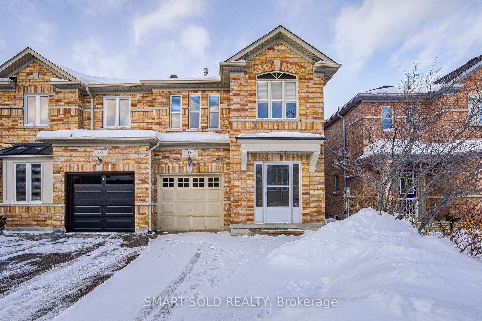 16 Lealinds Road, Patterson, Vaughan photo number 2