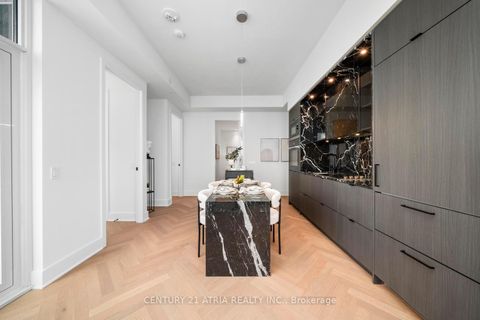 Photo 12 at 6209 - 11 Yorkville Avenue, Annex, Toronto
