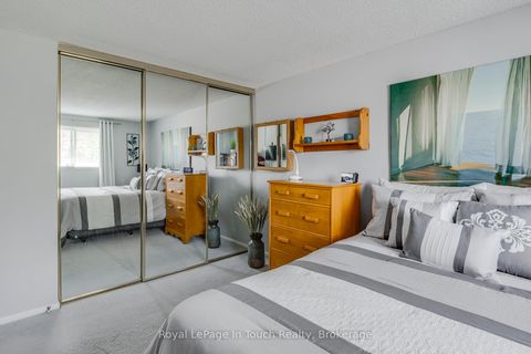 Photo 15 at 4 - 233 Innisfil Street, Allandale Centre, Barrie