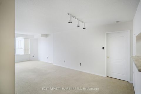 Photo 4 at 618 - 11 Townsgate Drive, Yorkhill, Vaughan