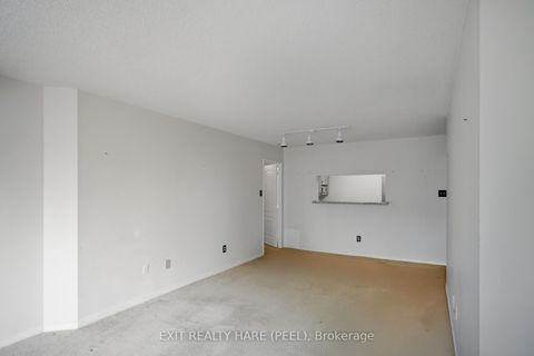 Photo 8 at 618 - 11 Townsgate Drive, Yorkhill, Vaughan
