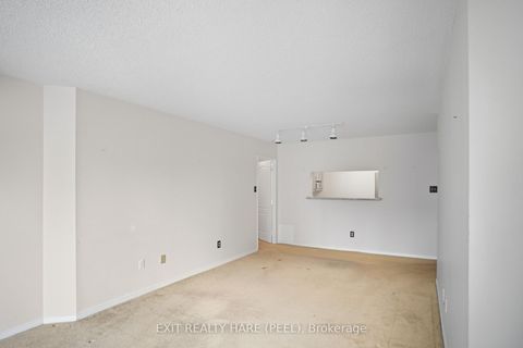 Photo 9 at 618 - 11 Townsgate Drive, Yorkhill, Vaughan