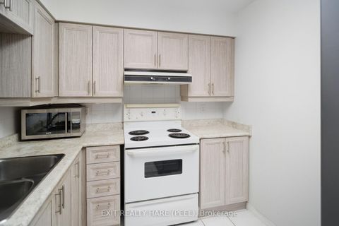 Photo 10 at 618 - 11 Townsgate Drive, Yorkhill, Vaughan