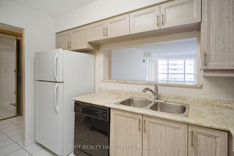 Photo 11 at 618 - 11 Townsgate Drive, Yorkhill, Vaughan