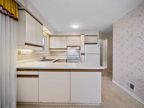 Photo 9 at 337 Wilmington Avenue, Bathurst Manor, Toronto