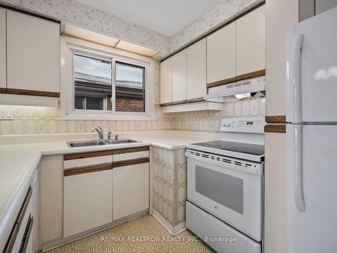 Photo 10 at 337 Wilmington Avenue, Bathurst Manor, Toronto