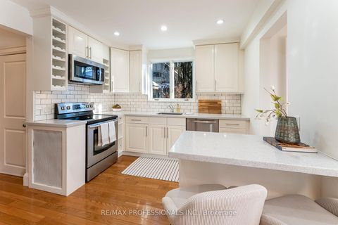 Photo 12 at 3 Lynngrove Avenue, Kingsway South, Toronto