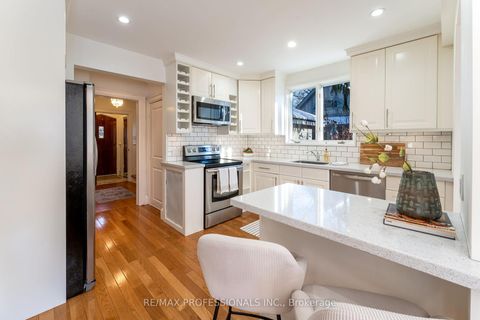 Photo 13 at 3 Lynngrove Avenue, Kingsway South, Toronto