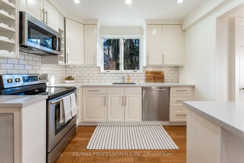 Photo 14 at 3 Lynngrove Avenue, Kingsway South, Toronto