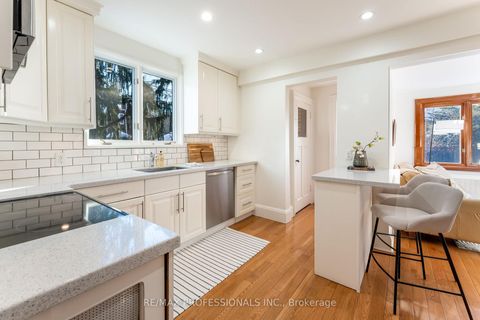 Photo 16 at 3 Lynngrove Avenue, Kingsway South, Toronto