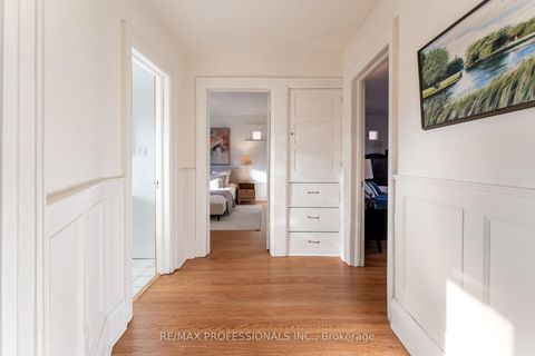 Photo 19 at 3 Lynngrove Avenue, Kingsway South, Toronto