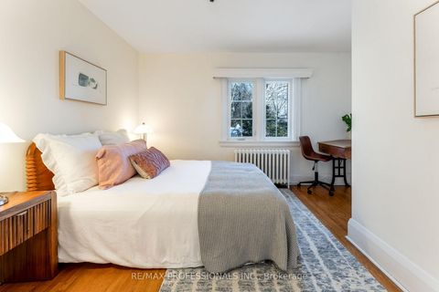 Photo 20 at 3 Lynngrove Avenue, Kingsway South, Toronto