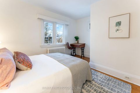 Photo 21 at 3 Lynngrove Avenue, Kingsway South, Toronto