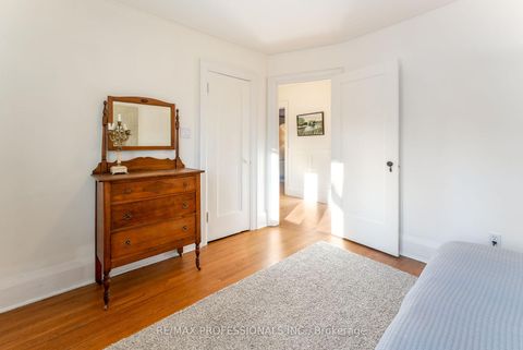 Photo 23 at 3 Lynngrove Avenue, Kingsway South, Toronto