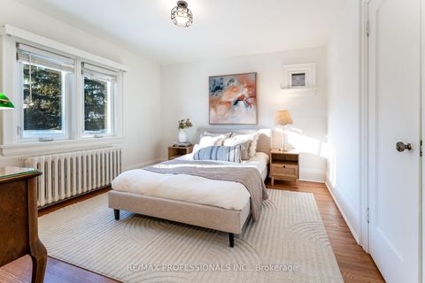 Photo 25 at 3 Lynngrove Avenue, Kingsway South, Toronto