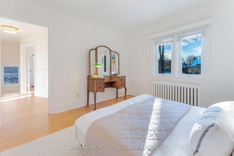 Photo 26 at 3 Lynngrove Avenue, Kingsway South, Toronto