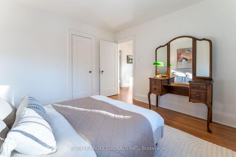 Photo 27 at 3 Lynngrove Avenue, Kingsway South, Toronto