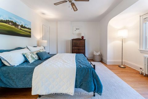 Photo 31 at 3 Lynngrove Avenue, Kingsway South, Toronto