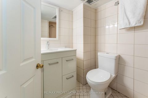 Photo 34 at 3 Lynngrove Avenue, Kingsway South, Toronto