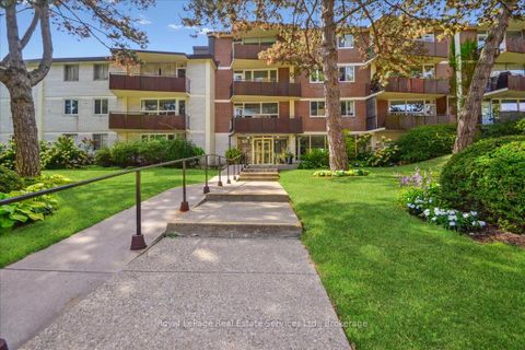 Photo 2 at 203 - 100 Coe Hill Drive, Swansea, Toronto