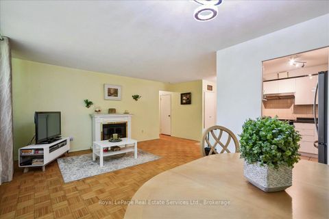 Photo 7 at 203 - 100 Coe Hill Drive, Swansea, Toronto