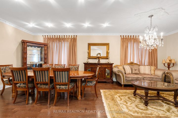 Photo 6 at 20 Shalom Aleichem Court, Patterson, Vaughan