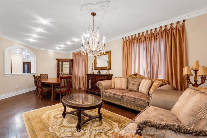 Photo 8 at 20 Shalom Aleichem Court, Patterson, Vaughan