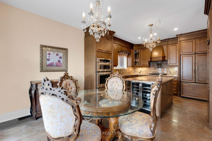 Photo 10 at 20 Shalom Aleichem Court, Patterson, Vaughan