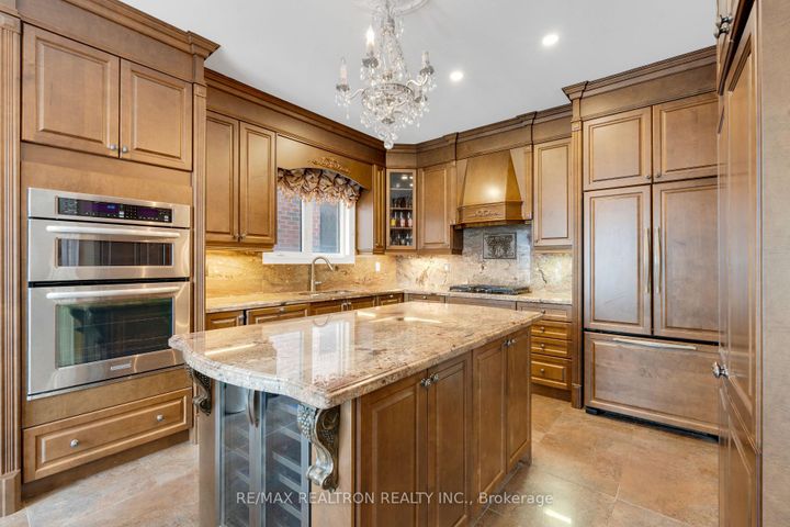 Photo 13 at 20 Shalom Aleichem Court, Patterson, Vaughan