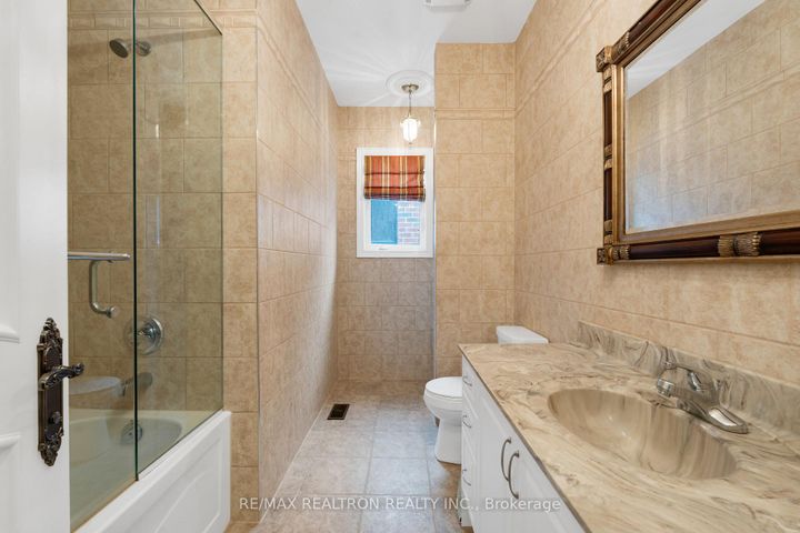 Photo 34 at 20 Shalom Aleichem Court, Patterson, Vaughan