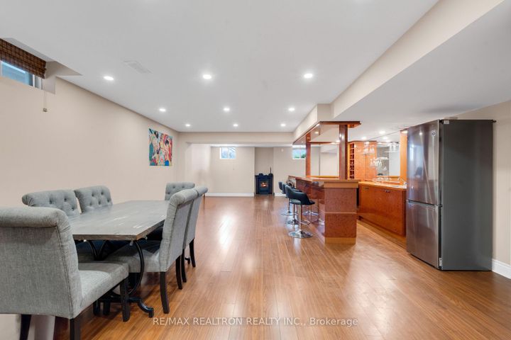 Photo 35 at 20 Shalom Aleichem Court, Patterson, Vaughan