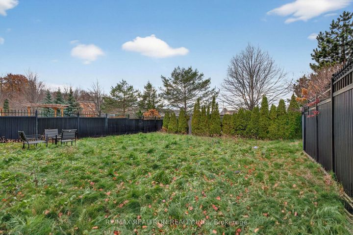 Photo 40 at 20 Shalom Aleichem Court, Patterson, Vaughan