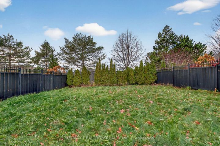 Photo 43 at 20 Shalom Aleichem Court, Patterson, Vaughan