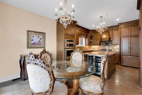 Photo 10 at 20 Shalom Aleichem Court, Patterson, Vaughan