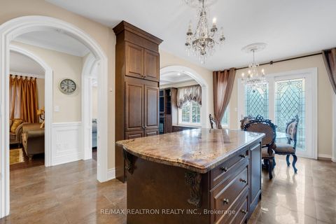 Photo 15 at 20 Shalom Aleichem Court, Patterson, Vaughan