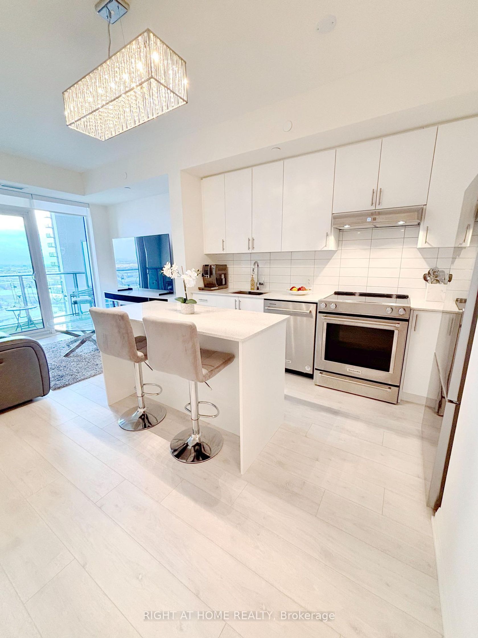 1704 - 9000 Jane Street, Vellore Village, Vaughan photo number 2