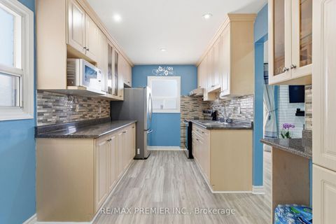 Photo 18 at 15 Beulah Street, Jamestown, Toronto