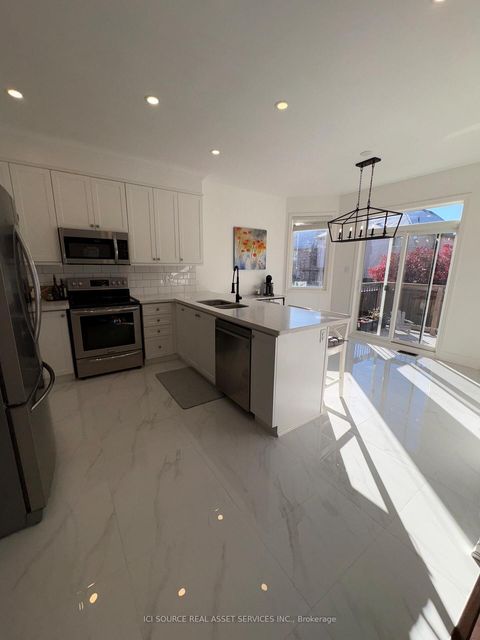 Photo 3 at 15 Grey Wing Avenue, Keswick South, Georgina