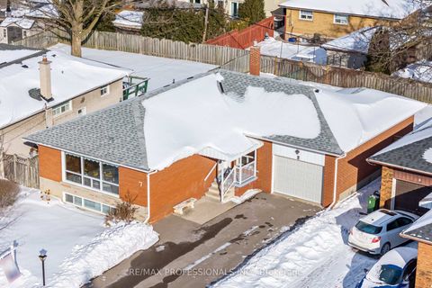 Photo 2 at 7 Pettit Drive, Richview, Toronto