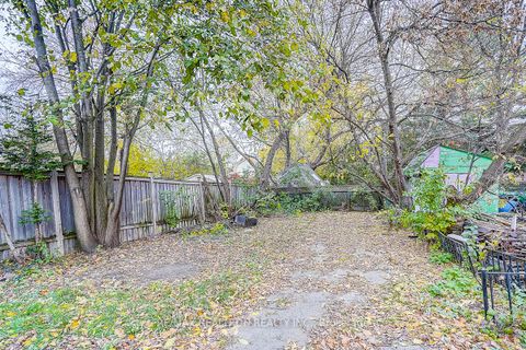 Photo 2 at 34 Patricia Avenue, Newtonbrook West, Toronto