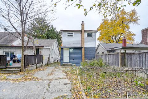 Photo 3 at 34 Patricia Avenue, Newtonbrook West, Toronto