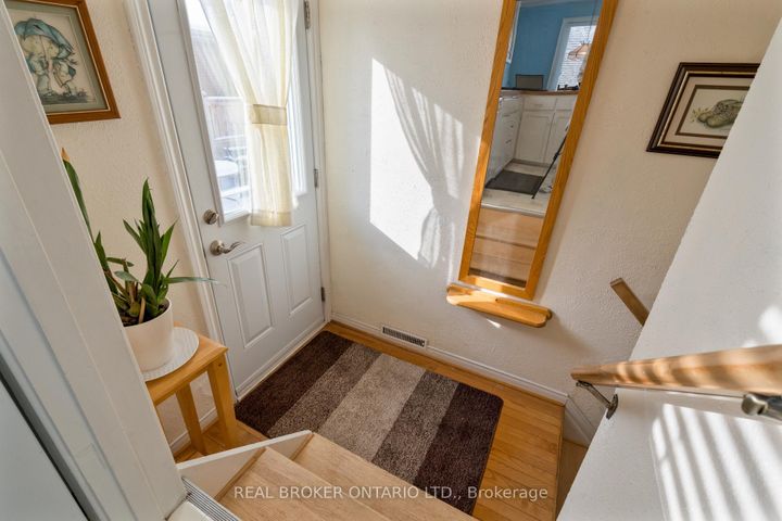 Photo 2 at 20 Cardinal Drive, Bruleville, Hamilton