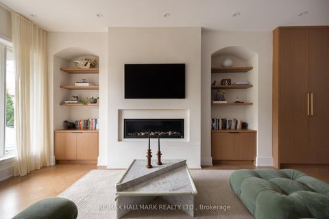 Photo 3 at 18 Foxley Street, Bellwoods, Toronto