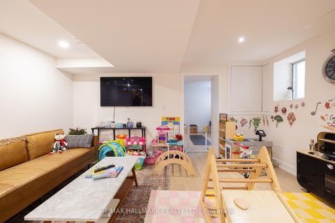 Photo 35 at 18 Foxley Street, Bellwoods, Toronto