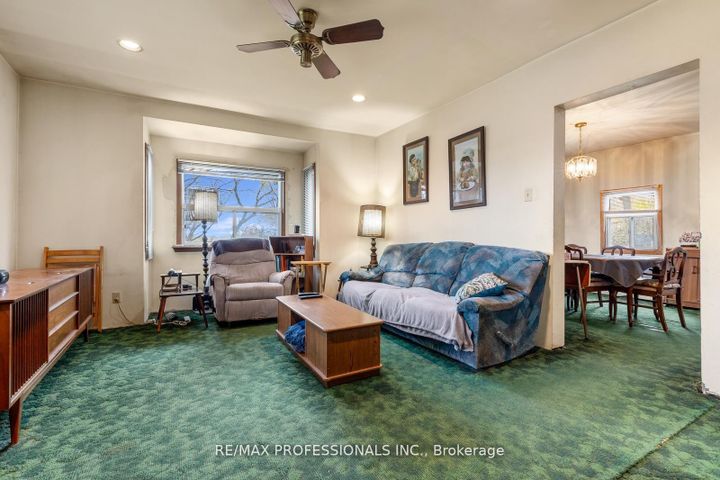 Photo 3 at 16 Cliff Street, Smythe, Toronto