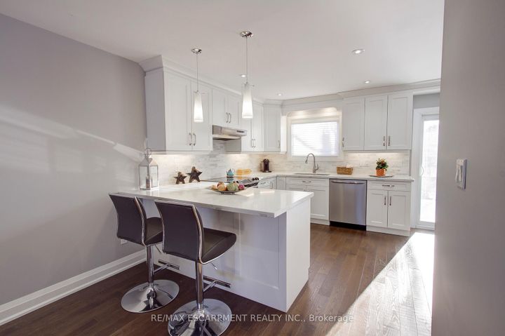 Photo 9 at 214 Ross Lane, RO River Oaks, Oakville